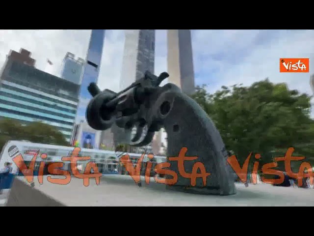 La statua della pistola annodata, simbolo dell'Onu, davanti alla sede a New York