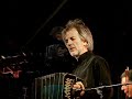 E' assai difficile descrivere le intense sensazioni che provoca questo spettacolo musicale. Héctor Ulises Passarella, considerato mondialmente uno dei più grandi bandoneonisti ed anche compositore, arrangiatore e direttore del tango, ci regala un'ora e mezza di emozioni in crescendo, durante la quale il tempo passa inavvertitamente, come inavvertitamente si respirano l'intensità del fraseggio e la profonda filosofia del tango stesso. Il talento di questo grande artista, che si fonda nella miscela del vissuto e degli studi accademici, arrivato alla fama con la ineguagliabile interpretazione come solista della colonna sonora del film 