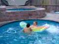 Dans la piscine.