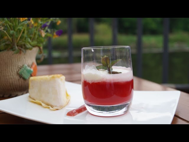 Im Yufka gebackener weißer Schimmelkäse, mit klarem Erdbeercappuccino und Erdbeer-Basilikum-Coulis