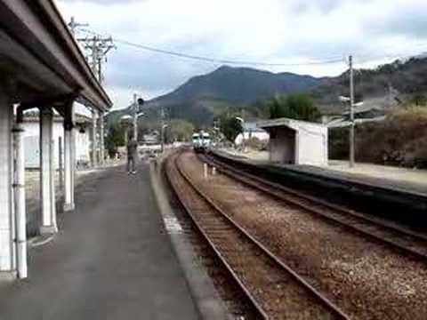 2008.01.16 讃岐財田駅に、キハ58系普通列車が到着。