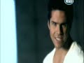 Γιώργος Τσαλίκης - Γιατί αστέρι μουΣτίχοι: Νίκος ΣαρρήςΜουσική: Κώστας ΜηλιωτάκηςΠρώτη εκτέλεση: Γιώργος ΤσαλίκηςΚι απόψε ατέλειωτη η νύχταΚαι η ζωή μου για πέταμαΧίλιες ευχές και να είχαΜονάχα μια θα έκαναΝα ήσουν...να ήσουν εδώΚι απόψε λέω δεν θ' αντέξωΜα μια σου λέξη και θα 'φτανεΚι αυτή η νύχτα εκεί έξωΠόσο όμορφη θα 'τανεΑν ήσουν εδώ...αν ήσουν εδώΓιατί αστέρι μου δεν είσαι πια εδώΓιατί αστέρι μου νυχτώνεις μακριά μουΤα δυο φτερά που μου έχεις δώσει να πετώΤα κομματιάζει κάθε νύχτα η μοναξιά μουΠες μου αστέρι μου γιατί δεν είσαι εδώΣε ποιον θα λέω τώρα πια τα όνειρα μουΚαι ξενυχτάω ένα άδειο ουρανόΑφού αστέρι μου εσύ δεν είσαι εδώΚι απόψε στον πυρετό μουΣ' είδα στην πόρτα κι άνοιξαΚαι πριν χαθεί τ' όνειρο μουΝα σε κρατήσω προσπάθησαΝα μείνεις εδώ...να μείνεις εδώ