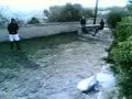 tjs sur leur lanc�,cette fois ci c le deuxi�me membre de 'les zacrobates de la mort' ki sy colle...le saut de haie avc �lan sur un terrain en pente et saut en prennan apui sur un murret!cet soif de d�fi� la vie par 'black warrior'