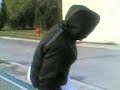 tjs sur leur lanc�,cette fois ci c le deuxi�me membre de 'les zacrobates de la mort' ki sy colle...le saut de haie avc �lan sur un terrain en pente et saut en prennan apui sur un murret!cet soif de d�fi� la vie par 'black warrior'