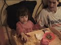 Luc�a tomando un aperitivo. edusus