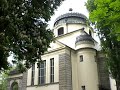 der alte st. matth�us-kirchhof berlin ist ein historischer friedhof in berlin mit vielen kulturhistorisch bedeutenden grabm�lern, die heute zum teil unter denkmalschutz stehen. der kirchhof liegt zwischen der gro�g�rschenstra�e und der monumentenstra�e im east end von sch�neberg, der roten insel. wie der 500 meter �stlich liegende kreuzberg f�llt der friedhof sanft zum berliner urstromtal mit dem flusslauf der spree ab, da er auf dem nordabhang des teltow angelegt ist und die namengebende erhebung f�r das dorf sch�neberg war.

der friedhof wurde am 25. m�rz 1856 eingeweiht und geh�rt zu der im s�dlichen tiergarten-viertel gelegenen st. matth�us-gemeinde (im heutigen kulturforum, das bis zum ende des zweiten weltkriegs als ?geheimratsviertel