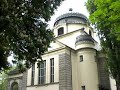 der alte st. matth�us-kirchhof berlin ist ein historischer friedhof in berlin mit vielen kulturhistorisch bedeutenden grabm�lern, die heute zum teil unter denkmalschutz stehen. der kirchhof liegt zwischen der gro�g�rschenstra�e und der monumentenstra�e im east end von sch�neberg, der roten insel. wie der 500 meter �stlich liegende kreuzberg f�llt der friedhof sanft zum berliner urstromtal mit dem flusslauf der spree ab, da er auf dem nordabhang des teltow angelegt ist und die namengebende erhebung f�r das dorf sch�neberg war.

der friedhof wurde am 25. m�rz 1856 eingeweiht und geh�rt zu der im s�dlichen tiergarten-viertel gelegenen st. matth�us-gemeinde (im heutigen kulturforum, das bis zum ende des zweiten weltkriegs als ?geheimratsviertel