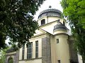 der alte st. matth�us-kirchhof berlin ist ein historischer friedhof in berlin mit vielen kulturhistorisch bedeutenden grabm�lern, die heute zum teil unter denkmalschutz stehen. der kirchhof liegt zwischen der gro�g�rschenstra�e und der monumentenstra�e im east end von sch�neberg, der roten insel. wie der 500 meter �stlich liegende kreuzberg f�llt der friedhof sanft zum berliner urstromtal mit dem flusslauf der spree ab, da er auf dem nordabhang des teltow angelegt ist und die namengebende erhebung f�r das dorf sch�neberg war.

der friedhof wurde am 25. m�rz 1856 eingeweiht und geh�rt zu der im s�dlichen tiergarten-viertel gelegenen st. matth�us-gemeinde (im heutigen kulturforum, das bis zum ende des zweiten weltkriegs als ?geheimratsviertel