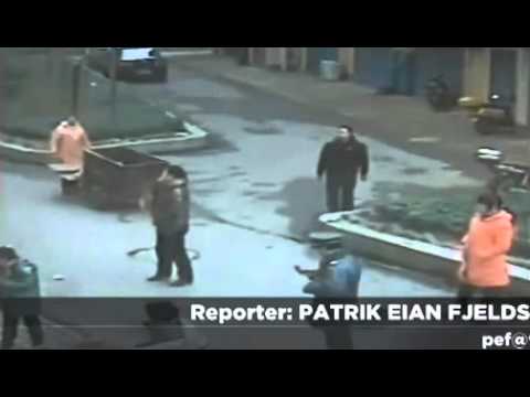 Homem procura fuga de gás com um isqueiro