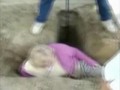 Quando uma mulher não tem ideia das sua condição física, acaba entalada em qualquer burado. Hahaha
