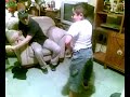 un niño de 9 años imitando a un streaper