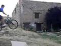 Gonzalo saltando en bici