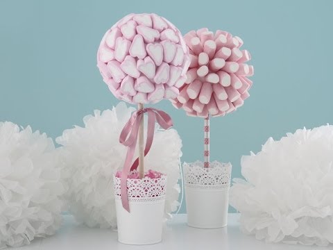 arreglos de primera comunión - En este vídeo tutorial aprenderás paso a paso a hacer un árbol de chuches con nubes de colores. Este original centro de mesa es facilísimo de hacer y quedará...