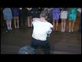 Mujer baila dando vueltas en boda