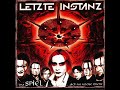 (der anfang ist etwas eigenwillig, aber ein tolles lies [album kaufen!])

name: gebranntes kind
artist: letzte instanz
album: das spiel

lyrics:


auf dem bauch das kleine wesen
liebe schl�gt in sein gesicht
es will nur von der w�rme leben
weicht von der mutters seite nicht

auf den knien das kleine wesen
f�r die welt ist es nicht bereit
es hat schon eigene gedanken
doch mutter gibt ihm sicherheit

bald ist es aufrecht das kleine wesen
kann schon auf seinen f��en stehen
es sieht den kalten hals der mutter
und mu� jetzt eigne wege gehen

im kalten na� das kleine wesen
nicht mehr ganz klein und doch nicht gro�
hat noch die neugier in den augen
will doch zur�ck in mutters scho�

kein weg zur�ck zu mutter erde
der rechte weg bleibt unerkannt
gebranntes kind im scho� aus asche
die k�lte raubt ihm den verstand

jahre sp�ter es wird ein mann
der seine mutter ganz innig liebt
losgel�st vom leib der mutter
er findet nichts was w�rme gibt

auf allen vieren das kleine wesen
von kopf bis fu� mit angst beschmiert
es will zur�ck zum bauch der mutter
weil es sonst ohne w�rme friert

kein weg zur�ck zu mutter erde
der rechte weg bleibt unerkannt
gebranntes kind im scho� aus asche
die k�lte raubt ihm den verstand