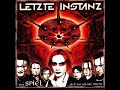 (der anfang ist etwas eigenwillig, aber ein tolles lies [album kaufen!])

name: gebranntes kind
artist: letzte instanz
album: das spiel

lyrics:


auf dem bauch das kleine wesen
liebe schl�gt in sein gesicht
es will nur von der w�rme leben
weicht von der mutters seite nicht

auf den knien das kleine wesen
f�r die welt ist es nicht bereit
es hat schon eigene gedanken
doch mutter gibt ihm sicherheit

bald ist es aufrecht das kleine wesen
kann schon auf seinen f��en stehen
es sieht den kalten hals der mutter
und mu� jetzt eigne wege gehen

im kalten na� das kleine wesen
nicht mehr ganz klein und doch nicht gro�
hat noch die neugier in den augen
will doch zur�ck in mutters scho�

kein weg zur�ck zu mutter erde
der rechte weg bleibt unerkannt
gebranntes kind im scho� aus asche
die k�lte raubt ihm den verstand

jahre sp�ter es wird ein mann
der seine mutter ganz innig liebt
losgel�st vom leib der mutter
er findet nichts was w�rme gibt

auf allen vieren das kleine wesen
von kopf bis fu� mit angst beschmiert
es will zur�ck zum bauch der mutter
weil es sonst ohne w�rme friert

kein weg zur�ck zu mutter erde
der rechte weg bleibt unerkannt
gebranntes kind im scho� aus asche
die k�lte raubt ihm den verstand