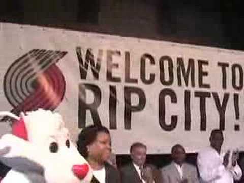 Greg Oden arrives at Pioneer Courthouse Square