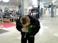 jimmy dricker en slaskvalp p� kort tid i nordstan och lider extremt mycket av kall substans i magen samt brainfreeze. :d

jag �r den som filmar.
utdragen, jag vet. :/