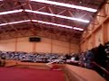dans une ambiance de feu, la belle image vient non pas clouer les notes aux pav�s, mais au parqu� du gymnase de l'�cole allemende d'oruro