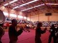 dans une ambiance de feu, la belle image vient non pas clouer les notes aux pav�s, mais au parqu� du gymnase de l'�cole allemende d'oruro