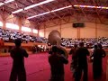 dans une ambiance de feu, la belle image vient non pas clouer les notes aux pav�s, mais au parqu� du gymnase de l'�cole allemende d'oruro
