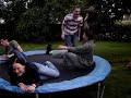 Leerkracht op trampoline