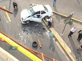 Carro cae desde paso a desnivel entre bulevares del Ejército y Venezuela