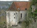francis poulenc : litanies � la vierge noire, notre-dame de rocamadour, pour ch?ur de femmes ou d'enfants, avec accompagnement � l'orgue.

interpr�t� par le ch?ur de chambre accentus sous la direction de laurence equilbey.


au 12�me si�cle des moines b�n�dictins d�couvrent dans une tombe le corps intact d'un ermite : amadour. une l�gende chr�tienne assimile amadour au zach�e de l'�vangile de luc. lequel zach�e aurait ensuite, avec sa compagne v�ronique, quitt� la palestine, pour �vang�liser l'aquitaine et le sud de la gaule. 
en tout cas, les moines font construire aussit�t un premier sanctuaire � rocamadour. de nombreux p�lerins viennent y v�n�rer les reliques de saint amadour/zach�e ainsi qu'une statue de vierge noire. le roi louis ix  (saint-louis), blanche de castille, bernard de clairvaux compteront parmi les plus c�l�bres p�lerins.
quelques si�cles plus tard, francis poulenc aussi. anim� par ce qu'il appelle lui-m�me une d�votion paysanne, il vient � rocamadour en 1936. il y trouve aussit�t l'�lan pour composer ces litanies � la vierge noire. premi�re ?uvre d'inspiration religieuse  dans la carri�re de poulenc.


litanies � la vierge noire


seigneur, ayez piti� de nous.
j�sus-christ, ayez piti� de nous.
j�sus-christ, �coutez-nous.
j�sus-christ exaucez-nous.

dieu le p�re, cr�ateur , ayez piti� de nous.
dieu, le fils r�dempteur, ayez piti� de nous.
dieu le saint-esprit, sanctificateur,
ayez piti� de nous.
trinit� sainte, qui �tes un seul dieu,
ayez piti� de nous.

sainte vierge marie, priez nous nous,
vierge, reine et patronne, priez pour nous.
vierge que zach�e le publicain nous a fait
conna�tre et aimer.
vierge � qui zach�e ou saint amadour �leva 
ce sanctuaire,
priez pour nous.

reine du sanctuaire que consacra saint martial,
et o� il c�l�bra ses saints myst�res,
reine pr�s de laquelle s'agenouilla saint- louis,
vous demandant le bonheur de la france,
priez pour nous.
reine, � qui roland consacra son �p�,
priez pour nous.
reine dont la banni�re gagna les batailles,
priez pour nous.
reine, dont la main d�livrait les captifs,
priez pour nous.

notre-dame dont le p�lerinage est enrichi
de faveurs sp�ciales.
notre-dame, que l'impi�t� et la haine ont voulu
souvent d�truire.
notre-dame, que les peuples visitent
comme autrefois,
priez pour nous.

agneau de dieu qui effacez les p�ch�s du monde,
pardonnez-nous.
agneau de dieu qui effacez les p�ch�s du monde,
exaucez-nous.
agneau de dieu qui effacez les p�ch�s du monde,
ayez piti� de nous.

notre-dame priez pour nous.
afin que nous soyons dignes de j�sus-christ.
