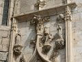 francis poulenc : litanies � la vierge noire, notre-dame de rocamadour, pour ch?ur de femmes ou d'enfants, avec accompagnement � l'orgue.

interpr�t� par le ch?ur de chambre accentus sous la direction de laurence equilbey.


au 12�me si�cle des moines b�n�dictins d�couvrent dans une tombe le corps intact d'un ermite : amadour. une l�gende chr�tienne assimile amadour au zach�e de l'�vangile de luc. lequel zach�e aurait ensuite, avec sa compagne v�ronique, quitt� la palestine, pour �vang�liser l'aquitaine et le sud de la gaule. 
en tout cas, les moines font construire aussit�t un premier sanctuaire � rocamadour. de nombreux p�lerins viennent y v�n�rer les reliques de saint amadour/zach�e ainsi qu'une statue de vierge noire. le roi louis ix  (saint-louis), blanche de castille, bernard de clairvaux compteront parmi les plus c�l�bres p�lerins.
quelques si�cles plus tard, francis poulenc aussi. anim� par ce qu'il appelle lui-m�me une d�votion paysanne, il vient � rocamadour en 1936. il y trouve aussit�t l'�lan pour composer ces litanies � la vierge noire. premi�re ?uvre d'inspiration religieuse  dans la carri�re de poulenc.


litanies � la vierge noire


seigneur, ayez piti� de nous.
j�sus-christ, ayez piti� de nous.
j�sus-christ, �coutez-nous.
j�sus-christ exaucez-nous.

dieu le p�re, cr�ateur , ayez piti� de nous.
dieu, le fils r�dempteur, ayez piti� de nous.
dieu le saint-esprit, sanctificateur,
ayez piti� de nous.
trinit� sainte, qui �tes un seul dieu,
ayez piti� de nous.

sainte vierge marie, priez nous nous,
vierge, reine et patronne, priez pour nous.
vierge que zach�e le publicain nous a fait
conna�tre et aimer.
vierge � qui zach�e ou saint amadour �leva 
ce sanctuaire,
priez pour nous.

reine du sanctuaire que consacra saint martial,
et o� il c�l�bra ses saints myst�res,
reine pr�s de laquelle s'agenouilla saint- louis,
vous demandant le bonheur de la france,
priez pour nous.
reine, � qui roland consacra son �p�,
priez pour nous.
reine dont la banni�re gagna les batailles,
priez pour nous.
reine, dont la main d�livrait les captifs,
priez pour nous.

notre-dame dont le p�lerinage est enrichi
de faveurs sp�ciales.
notre-dame, que l'impi�t� et la haine ont voulu
souvent d�truire.
notre-dame, que les peuples visitent
comme autrefois,
priez pour nous.

agneau de dieu qui effacez les p�ch�s du monde,
pardonnez-nous.
agneau de dieu qui effacez les p�ch�s du monde,
exaucez-nous.
agneau de dieu qui effacez les p�ch�s du monde,
ayez piti� de nous.

notre-dame priez pour nous.
afin que nous soyons dignes de j�sus-christ.