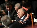 Pubblichiamo l'edizione straordinaria del TG-PCI dedicata alla caduta del governo di centrosinistra - e dei falsi partiti comunisti che lo sostengono: Rifondazione comunista e Comunisti Italiani - guidato da Romano Prodi. Mostreremo le immagini della vergognosa bagarre scatenata al Senato da alcuni esponenti del centrodestra, tra cui il Senatore Nino Strano, che hanno festeggiato la caduta di Prodi con assaggio di mortadella e con lo stappo di bottiglie di spumante. Vedremo anche l'assurda aggressione subita dal Senatore Cusumano, reo di aver annunciato di votare la fiducia a Prodi, ad opera del suo amico di Partito (UDEUR)Barbato. Inoltre si metterà l'accento sul fatto che circolano voci sempre più insistenti che Clemente Mastella e i suoi avrebbero utilizzato come pretesto il ciclone giudiziario abbattutosi sulle loro teste per abbandonare Prodi. In realtà dietro la decisione di far cadere il governo ci sarebbe stata l'ennesima ingerenza del Vaticano che vedeva nell'esecutivo guidato da Romano Prodi un ostacolo alla linea politica e sociale conservatrice e retrograde tracciata dal Pontefice tedesco contro il progresso sociale del nostro Paese e contro i progressi della Scienza e che la mancata visita di Papa Ratzinger all'Università La Sapienza di Roma  sarebbe stata la goccia che avrebbe fatto traboccare il vaso. Il TG-PCI è il telegiornale settimanale on line del Partito Comunista Italiano Marxista-Leninista che va in onda ogni martedì alle ore 21,30 sul Sito www.pcimlischia.blogspot.com ed è condotto da Gennaro Savio, Dirigente del PCIML. Il venerdì alle ore 21,30 sul Sito www.pciml.org va in onda il 