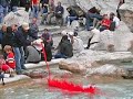 La fontana di Trevi si tinge di rosso.
