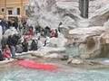 La fontana di Trevi si tinge di rosso.