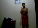 un malformado cantando , tocando flauta y bailando que pesar