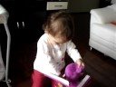 Duda ganhando o Barney de dia das crian�as...