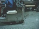 駕駛式洗地機特點：1.高清洗效率，從刷地→洗地→吸乾ㄧ次完成。2.操作容易，節省人力。3.浮動式刷盤，防碰撞設計。4.圓弧型括水弓，吸水吸乾快速。5.不鏽鋼底盤，使用壽命長。6.國產化零件，保養容易。7.電池盤可拉出滑座設計，檢視電池液位及保養容易，如更換電池可延長使用時間，可加購電池滾輪車架。8.微電腦控制，提供本機現況簡報資訊、工作時數總值，面板顯示機械故障訊息，電池低電壓保護和警示，當刷壓過載時，可自動控制刷盤馬達自行停止運轉。欲之詳細內容請上www.fellowyc.com.tw
