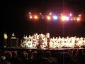 voici � pr�sent une vid�o qui montre tout les �quipes de cheerleaders en attentent pour savoir quel �quipe remporte quel position du concours.