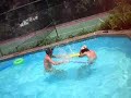 fede de un marazo con un tubo de espuma nokea a joe