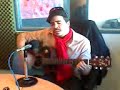 Emir cantando en vivo en los estudios de la radio Sony-k en el programa orbita de radio.