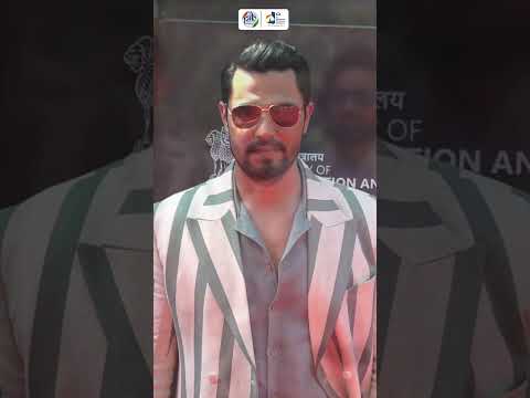 Actor @RandeepHooda graces the red carpet for Swatantrya Veer Savarkar