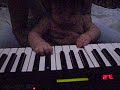 bebe en sus primeras lecciones de piano