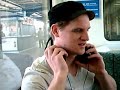 http://www.dudelstopp.deDas Projekt `Dudelstopp - Musik ohne Zwang´ widmet sich der Belästigung von Fahrgästen öffentlicher Verkehrsmittel durch das Abspielen nervender Musik. Das Problem ist seit Jahren vorhanden, wird jedoch von Politik und Verwaltung bagatellisiert. Dabei eignet sich der rücksichtsvolle Umgang mit Musik durchaus als Gradmesser für das zwischenmenschliche Verhalten in Zeiten sich verflüchtigender sozialer Strukturen.Im aktuellen Aktionsvideo hindert ein jugendlicher Fahrgast eine junge Frau in der S-Bahn durch überlautes Musikhören daran, ein Buch zu lesen. Als diese ihm sein Fehlverhalten verdeutlichen will, bedroht er sie wiederholt, so dass sie schließlich den Sitzplatz wechseln muss.Dem aktuellen ZEITGEIST entsprechend wird der junge Störenfried aus dem Video zuschauenden PädagogInnen oder PolitikerInnen vermutlich sogleich ans Herz wachsen. Vielleicht als Sohn, den Sie nie hatten oder haben werden. Einem kompensatorischen Impuls folgend würden die Verantwortung tragenden Damen und Herren ihn gegen die anmaßende junge Frau, die so völlig weltfremd ein Buch in der S-Bahn lesen möchte, sicher nur allzu gerne in Schutz nehmen. Nach Auffassung von DUDELSTOPP sollte die Sympathie der Zuschauer jedoch der jungen S-Bahn-Fahrerin gelten, die das gegen sie gerichtete rücksichtslose Verhalten nicht einfach hinnehmen will. Anders als Politik und Massenmedien es den Menschen immerfort einreden wollen, fühlt sie sich für die Perspektivlosigkeit des frustrierten jungen Mannes nicht verantwortlich und möchte nicht mehr und nicht weniger als in Ruhe gelassen zu werden.Die Initiatoren von `Dudelstopp´ warnen allerdings davor, sich die junge Frau aus dem Video zum Vorbild für tatsächliches Handeln zu nehmen. Für den nicht unwahrscheinlichen Fall gewalttätiger Attacken gegen diejenigen, die sich mit Courage für zivilisierten mitmenschlichen Umgang einsetzen, kann entgegen vieler Sonntagsreden von PolitikerInnen mit Unterstützung durch die bundesdeutsche Justiz erfahrungsgemäß leider KEINESFALLS gerechnet werden. Riskieren Sie nicht ihre Körperliche Unversehrtheit sondern solidarisieren Sie sich lieber mit Projekten wie `Dudelstopp´, die sich einem langsamen aber stetigen Wandel des öffentlichen Bewusstseins durch Medien- und Überzeugungsarbeit verschrieben haben.