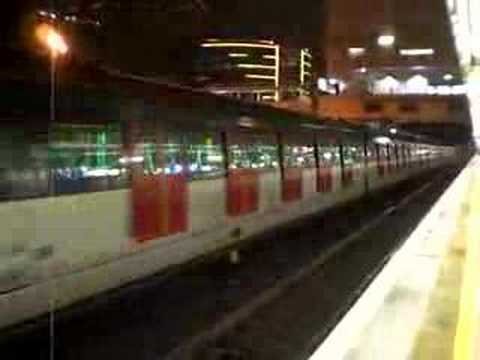 不停站列車 ( 回廠之 SP-1900 ) 駛經港鐵沙田站
