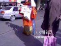 郑州闹市：访民男扮女装示威