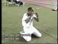 le grand exploit de mike powell est d'avoir battu carl lewis en finale des championnat du monde � tokyo en 1991, en m�me temps qu'il battait le mythique record de bob beamon, vieux de 23 ans, avec 8,95 m au 5e essai. l'exploit est d'autant plus extraordinaire que carl lewis, invaincu depuis 1981, r�alisa ce jour-l� le meilleur concours de sa carri�re. la moyenne de ses 5 sauts �tant de 8,83 m: le meilleur � 8,91 au 3e essai mais le vent �tant sup�rieur � 2 m/s, il ne pouvait �tre homologu� comme nouveau record. le nouveau record personnel de lewis sera 8,87 m aussi au 5e essai. probablement le plus extraordinaire concours de saut en longueur de l'histoire.