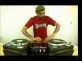 le dj enchaine sur sa platine