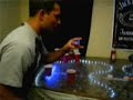 Hombre tomando trago ardiente se quema la cara