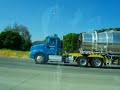 petite compilations de photo prisent durant mon voyage en californie en avril 2008 sur le th�me des beaux trucks ( camions ) am�ricains qui sillonnent les routes am�ricaines .. ils sont grands ,imposant , color�s et rutilants ..en r�sum� je les aiment bien ces gros camions ...