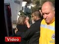 Gordita aparca su auto en medio de la azotea de dos casas