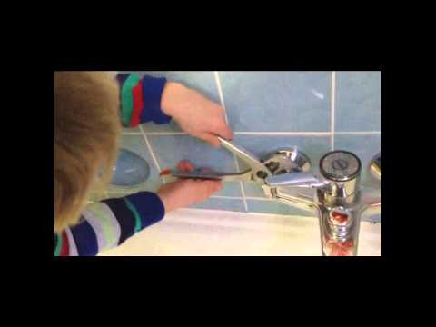 Tom zeigt, wie man eine Badewannenarmatur tauscht