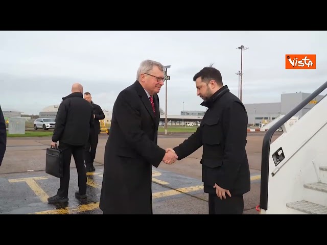 Volodymyr Zelensky atterra in Inghilterra per l'incontro con Starmer